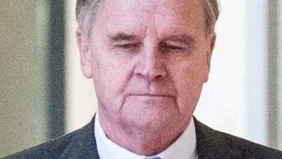 Zeuge Otmar Kury auf dem Weg in den Gerichtssaal (Foto: Daniel Bockwoldt/dpa)