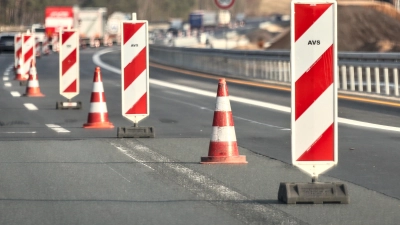 Weil ein 35-Jähriger einige Warnbaken auf der B13 bei Oberdachtstetten zur Seite räumte, griff ihn ein Unbekannter an. (Symbolbild: Tizian Gerbing)