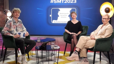 Der Moderator Julius Peter zusammen mit Antonia Müller (Mitte) und Gudrun Bayer im Münchener Studio. (Foto: Schülermedientage)