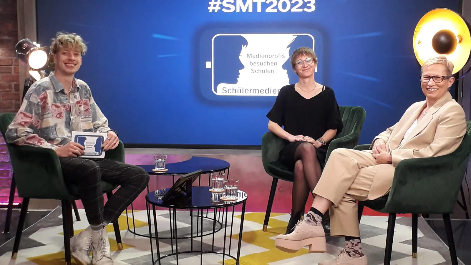 Antonia Müller (Mitte) und Gudrun Bayer waren schon 2023 für die FLZ zu den Schülermedientagen im Studio - hier mit Moderator Julius Peter. Dieses Jahr geht es um Meinung und Haltung. (Foto: Schülermedientage)