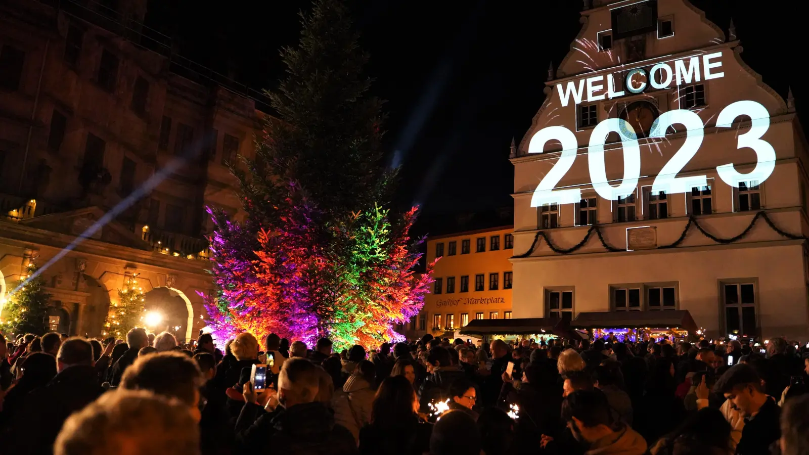Der Marktplatz ist voll: Dicht gedrängt, mit Sekt und Wunderkerzen, begrüßen hier mehr als 400 Menschen gemeinsam das neue Jahr 2023. Die ausgefeilte Lichterschau bietet dafür eine imposante Kulisse.  (Foto: Simone Hedler)
