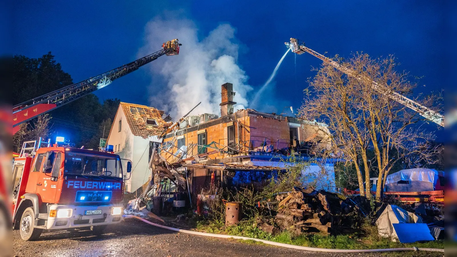 Das Haus ist explodiert - die Ursache noch unbekannt. (Foto: News5 / Ferdinand Merzbach/NEWS5/dpa)