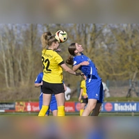 Anna Horwath (links, gegen die Karlsruherin Tamina Zoe Steiner) stand in allen Saisonspielen von der ersten bis zur letzten Minute für den SV Weinberg auf dem Platz. (Foto: Martin Rügner)