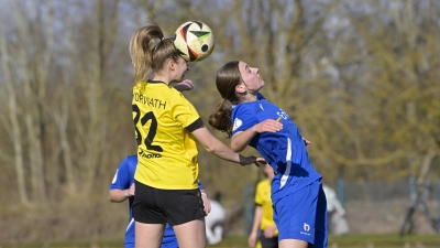Anna Horwath (links, gegen die Karlsruherin Tamina Zoe Steiner) stand in allen Saisonspielen von der ersten bis zur letzten Minute für den SV Weinberg auf dem Platz. (Foto: Martin Rügner)