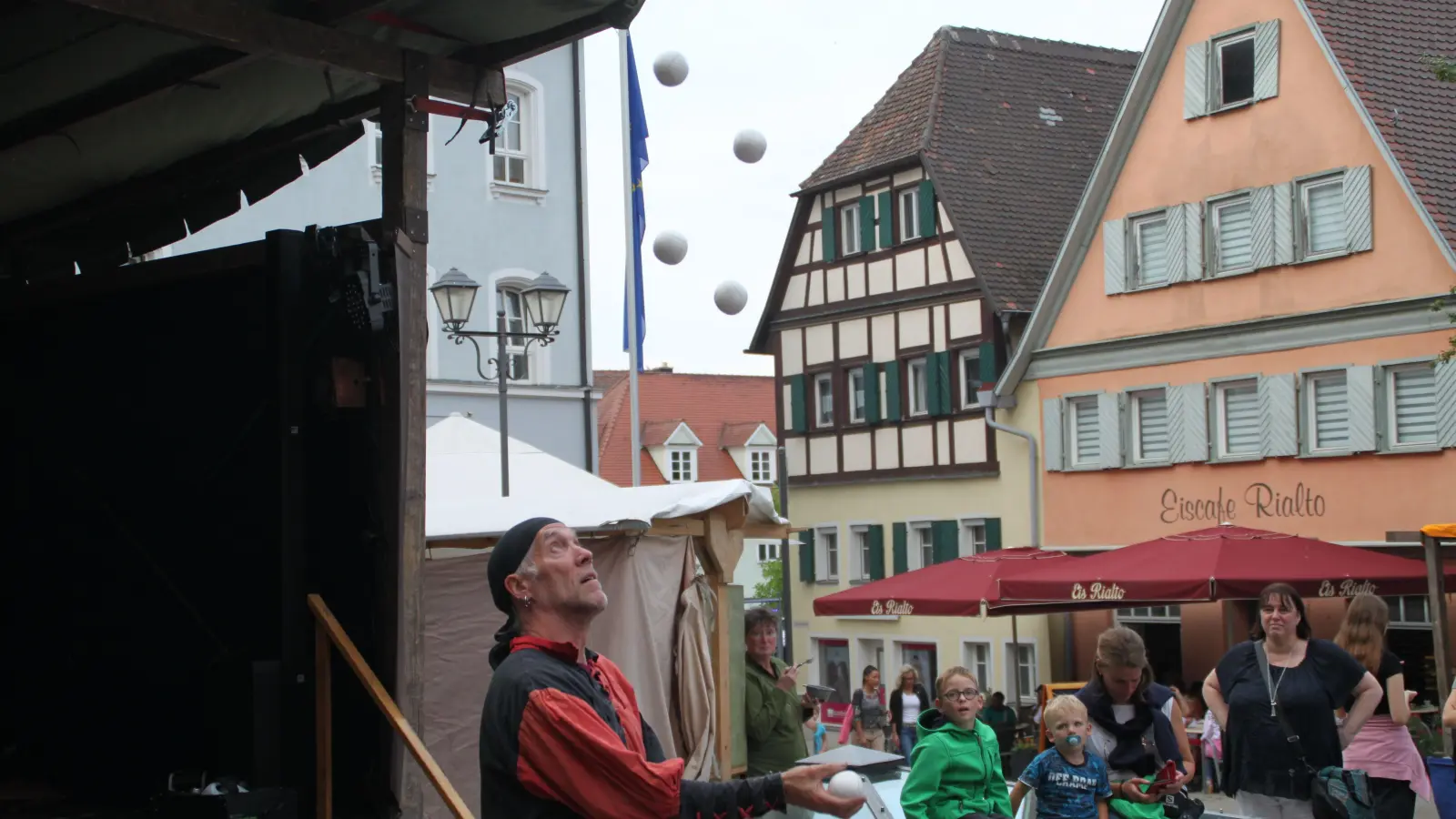 Der Gaukler auf dem Marktplatz führt Kunststücke vor. (Foto: Hans-Bernd Glanz)