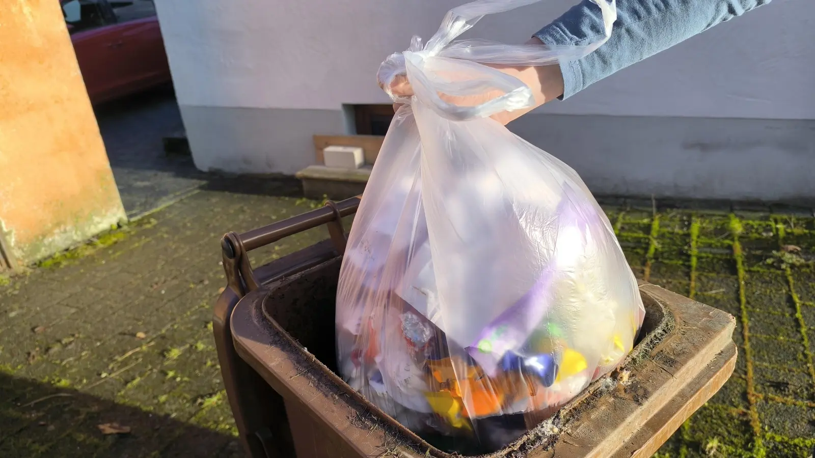 Wer im Landkreis Ansbach Restmüll in einer Plastiktüte in die Biotonne wirft, muss bald mehr zahlen. (Foto: Thomas Schaller)