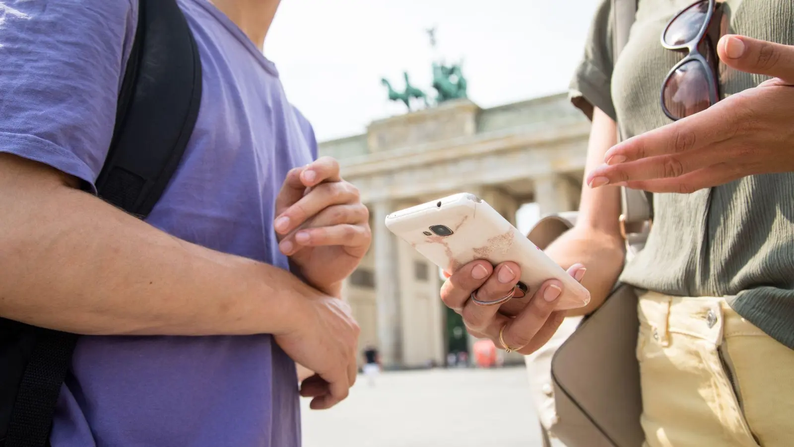 Ohne Risiken für die Kinder sind Urlaubsfotos mit Stadtbildern - und wenn der abgebildete Mensch nicht deutlich zu erkennen ist. (Foto: Christin Klose/dpa-tmn)