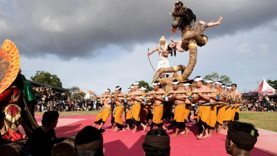 Die kunstvoll gestalteten Skulpturen, Ogoh-Ogoh genannt, stehen für böse Geister – und werden in einem symbolischen Akt der Reinigung verbrannt. (Foto: Firdia Lisnawati/AP/dpa)