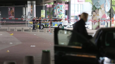 Die Polizei sichert in der Bielefelder Innenstadt Spuren. Hier soll ein Mann mehrere Menschen in der Nacht verletzt haben.  (Foto: Christian Müller/Christian Müller TV/dpa)