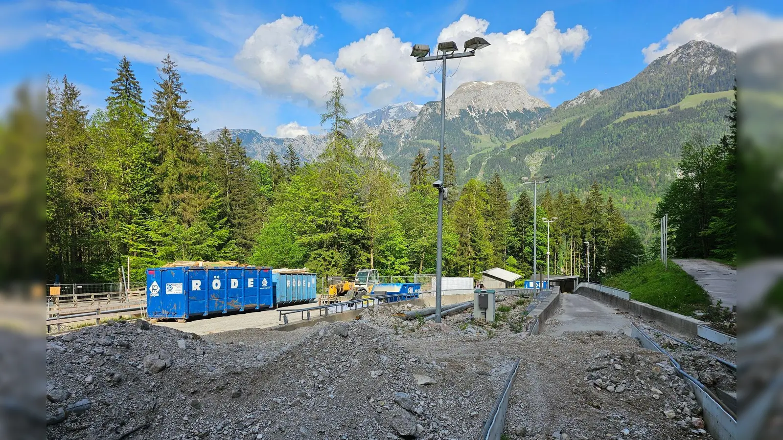 Die Vorarbeiten zum Aufbau der im Sommer 2021 bei einem Unwetter teilweise zerstörten Kunsteisbahn am Königssee haben begonnen. (Foto: Kilian Pfeiffer/dpa)
