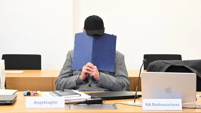 Ein 39 Jahre alter Mann soll in Zwiesel zwei Nachbarinnen und einen Nachbarn ermordet haben. Gegen ihn Hat nun vor dem Landgericht Deggendorf der Prozess begonnen. (Foto: Felix Hörhager/dpa)