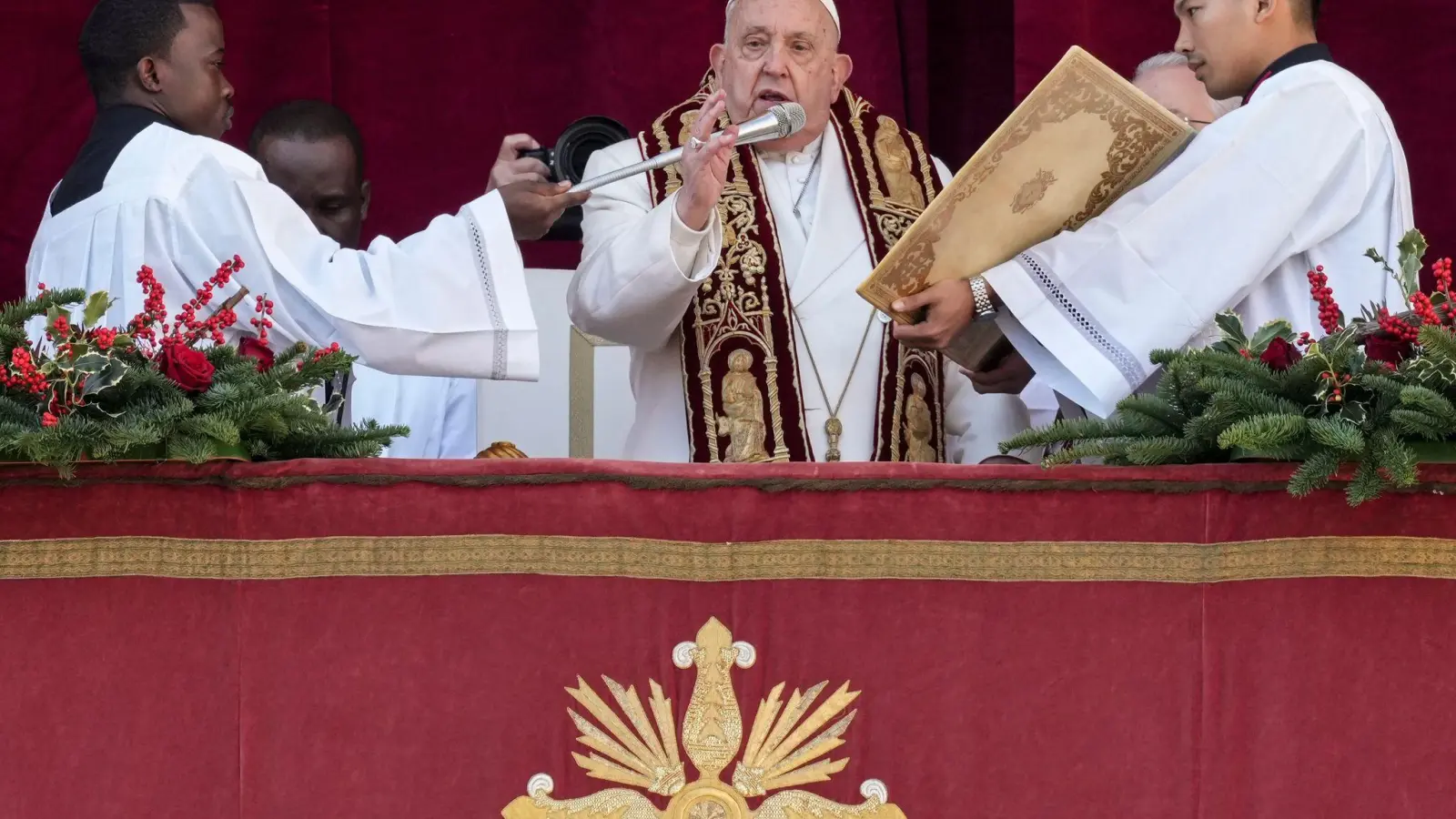 Der Papst spendete den Segen „Urbi et Orbi“, also der Stadt und dem Erdkreis. (Foto: Andrew Medichini/AP/dpa)