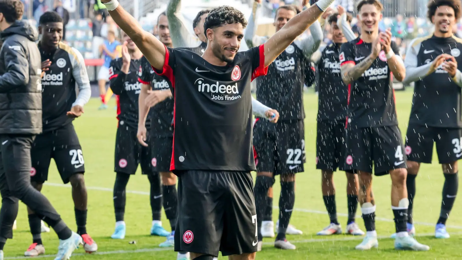 Aktuell der erfolgreichste Stürmer der Bundesliga: Omar Marmoush von Eintracht Frankfurt schoss beim 4:2 in Kiel seine Saisontore fünf und sechs. (Foto: Frank Molter/dpa)