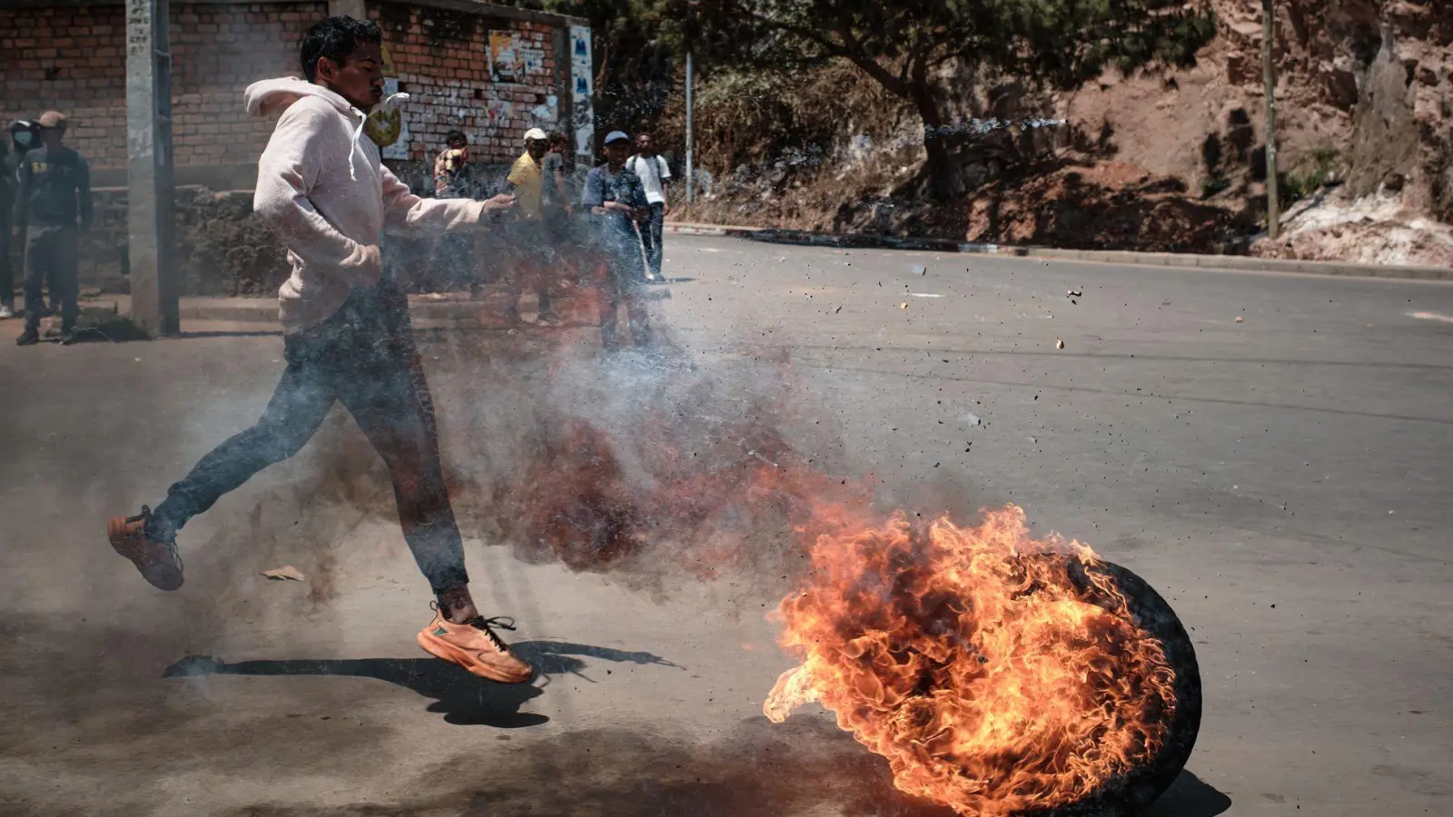 Die Gen Z-Bewegung und viele Einwohner der Stadt Antananarivo prangern die wiederkehrenden Wasser- und Stromausfälle sowie die Misswirtschaft der Regierung an. (Foto: Iako Randrianarivelo/ZUMA Press Wire/dpa)