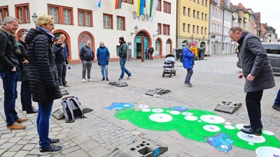 Anfangs zwickte es im Knie, nach wenigen Minuten hob aber auch der Oberbürgermeister ab: Thomas Deffner machte bei der Vorstellung des Hüpfspiels einen Ausflug in Kindertage. (Foto: Jim Albright)