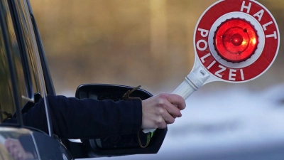 Statt die Anhaltesignale einer Polizeistreife zu befolgen, gab ein 30-Jähriger Gas. Geschnappt wurde er trotzdem. (Symbolbild: Marcus Brandt/dpa)