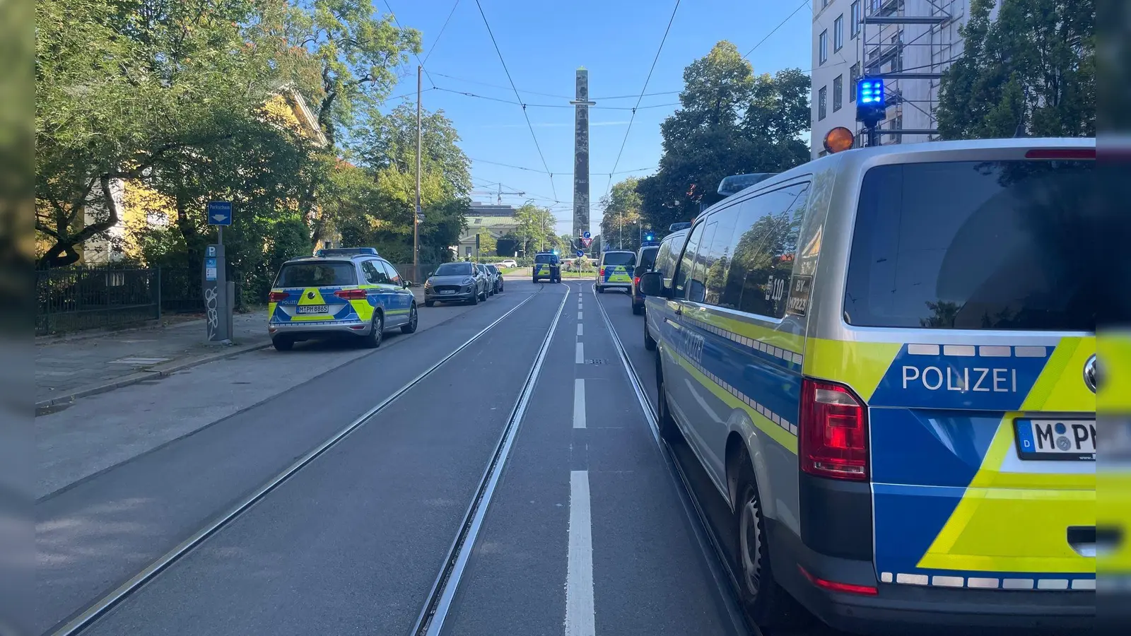 Zahlreiche Polizisten sind in der Münchner Innenstadt in der Nähe des NS-Dokumentationszentrums und des Israelischen Generalkonsulats im Einsatz (Foto: Simon Sachseder/dpa)