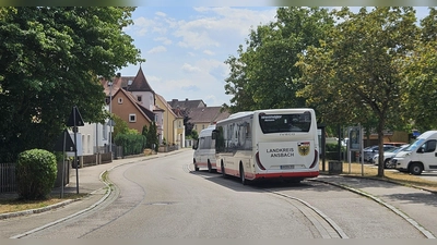 Eine Bushaltestelle am Kirchweihplatz birgt in der Maystraße in Leutershausen zusätzliches Gefahrenpotential. Nicht zuletzt deshalb fordern Anlieger seit Jahren eine Sperrung für größere Lkw. (Foto: Wolfgang Grebenhof)
