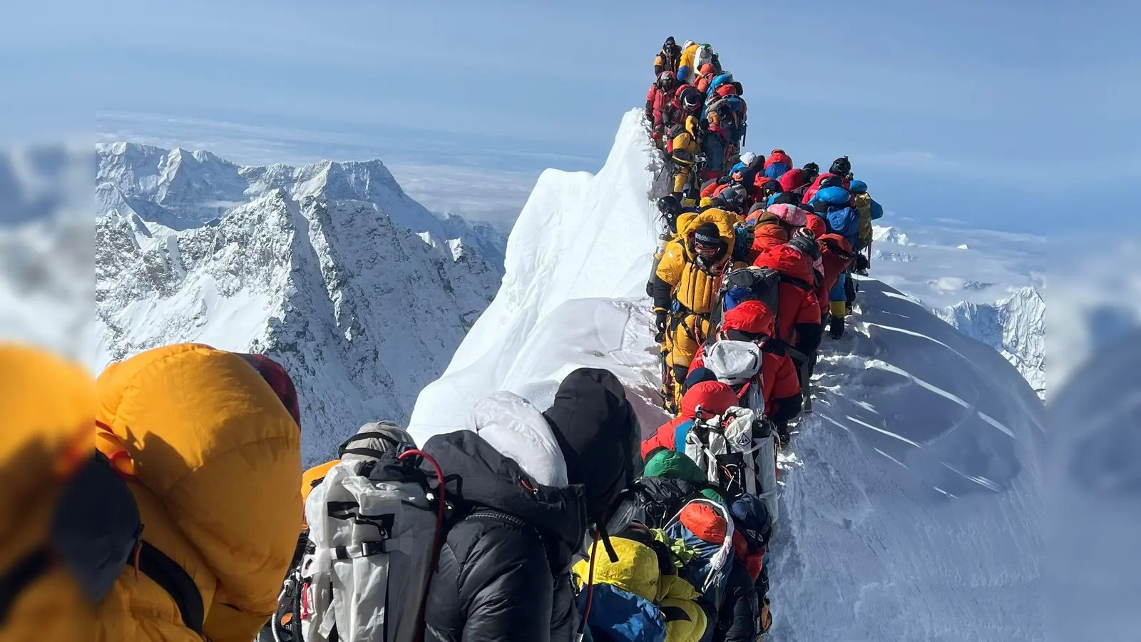 Bergsteiger und Bergführer stehen am 21. Mai zwischen dem Südgipfel und der Hillary-Stufe des Mount Everest im Stau. (Foto: Narendra Shahi Thakuri/dpa)