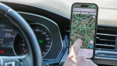 Navi ja – Rumdrücken nein. Auch in der Halterung ist das Smartphone eine Ablenkung, wenn man während der Fahrt darauf tippt. Besser: vor Fahrtstart alles einstellen. (Foto: Jan Woitas/dpa/dpa-tmn)