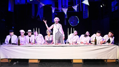 Fast ein Abendmahl wie aus dem Kunstbildband: die Gangster-Hochzeit mit Joana Tscheinig als Polly, Vladimir Pavic als Macheath (stehend) und Ensemble.  (Foto: Jim Albright)