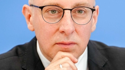 Im Juni stellte Sinan Selen - damals noch Vizepräsident des Bundesamtes für Verfassungsschutz - gemeinsam mit Bundesinnenminister Alexander Dobrindt (CSU) den Jahresbericht seiner Behörde für 2024 vor. (Archivbild) (Foto: Kay Nietfeld/dpa)