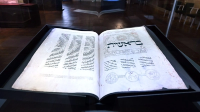 Ein Betrüger im Raum Ansbach stellte Sammlerinnen und Sammlern von Faksimile-Büchern (hier das der Erfurter Hebräischen Bibel aus dem 14. Jahrhundert) Hilfe beim Verkauf in Aussicht. (Symbolbild: Martin Schutt/dpa)