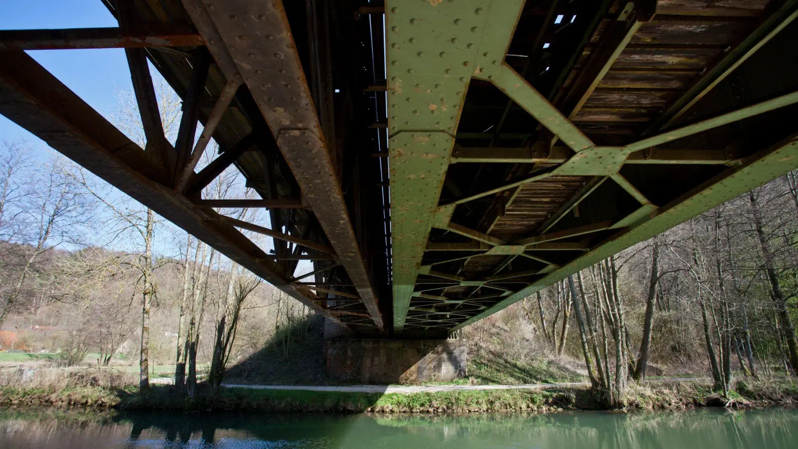 Nach einer Sperrung wegen maroder Brücken im Pegnitztal verkehren nun über eine Ausweichstrecke wieder direkte Züge zwischen Nürnberg und Hof. (Archivbild) (Foto: picture alliance / dpa)