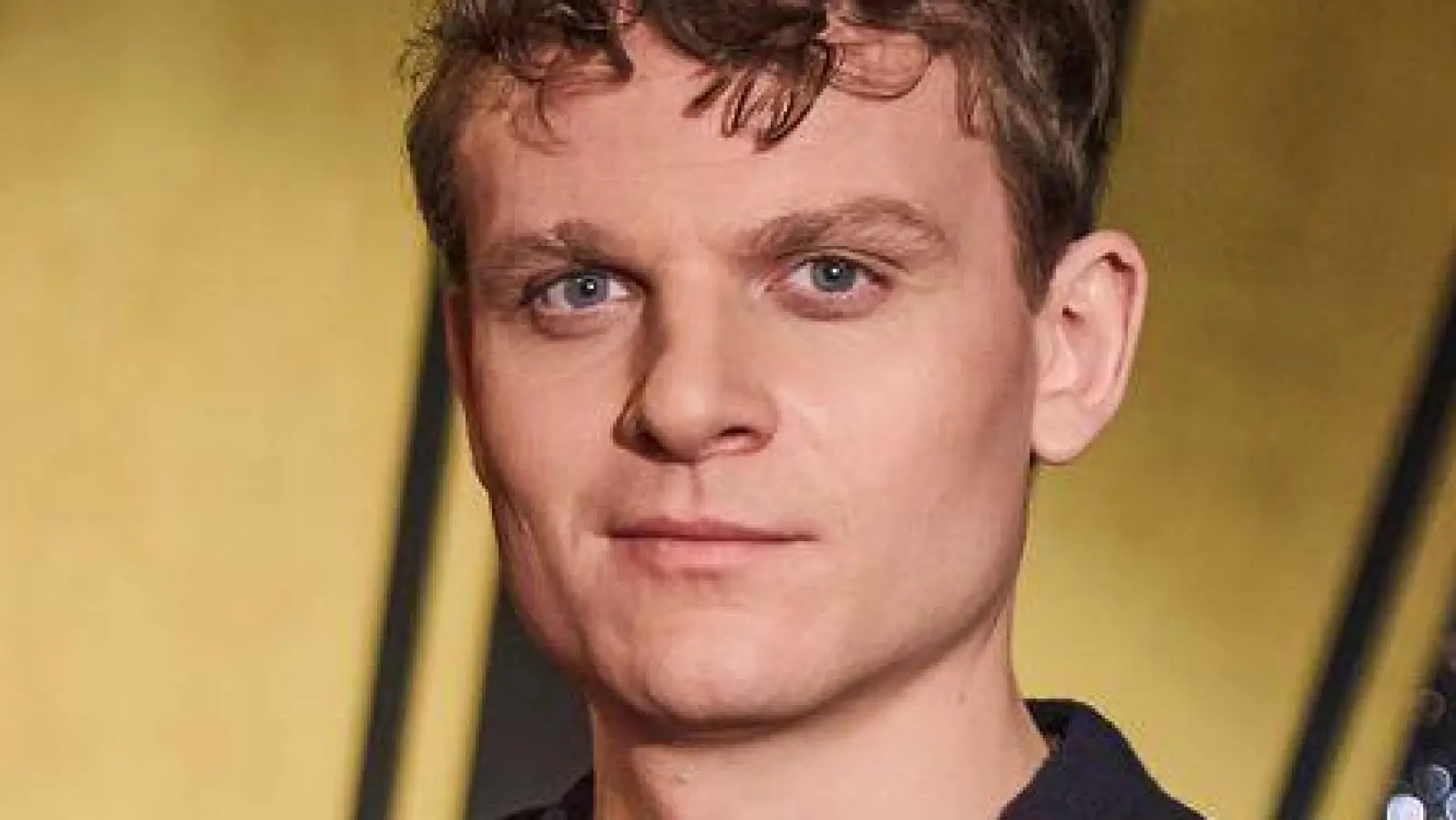 Johannes Hegemann spielt im ZDF-Film „Olivia“ den Künstler Oliver Köbel, der als Dragqueen Oliver Knöbel bekannt ist. (Handoutbild) (Foto: Thomas Leidig/ZDF/Florida Film/dpa)