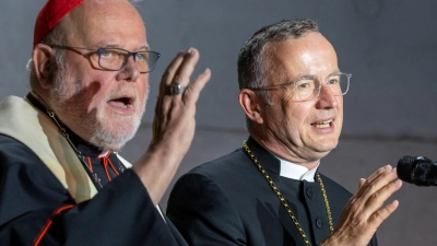 Der katholische Kardinal Reinhard Marx (l) und der evangelische Landesbischof Christian Kopp - die Mitglieder ihrer Kirchen sind in Bayern sehr ungleich verteilt. (Archivbild) (Foto: Peter Kneffel/dpa)