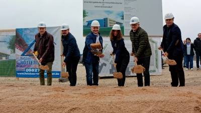 Dr. Jürgen Ludwig (von links), Markus Nehmer, Martin Röttenbacher, Xenia Löffler, Rainer Dippold und Rene Fabian beim symbolischen Spatenstich auf dem Betriebsgelände. (Foto: Tizian Gerbing)