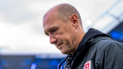 Trainer Joe Enochs steht mit Schlusslicht Regensburg vor einer schweren Aufgabe gegen den Tabellenführer. (Foto: David Inderlied/dpa)