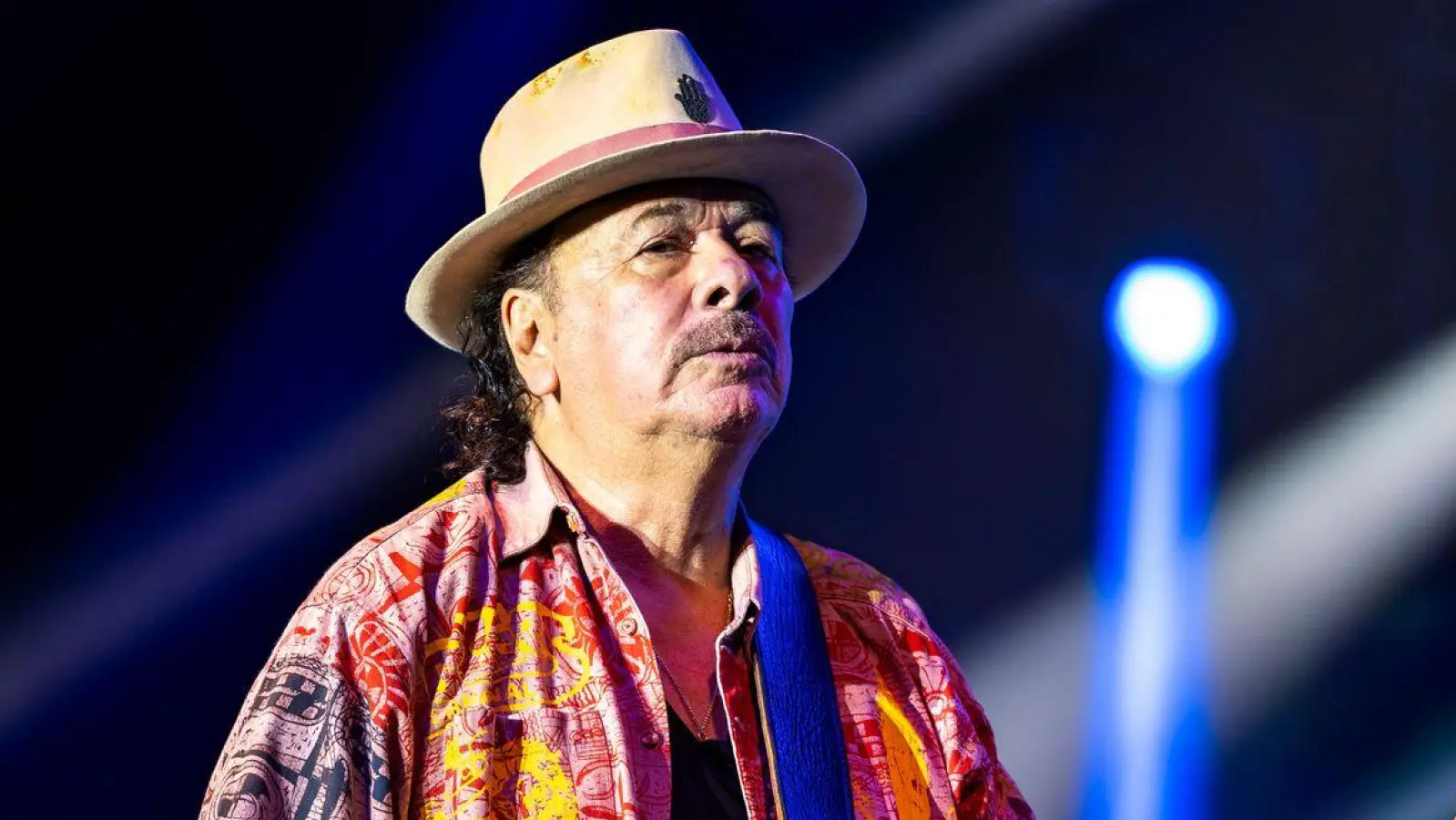 Seit Jahrzehnten tourt Carlos Santana um die Welt und veröffentlicht ein Album nach dem anderen. Nun muss er pausieren. (Archivbild) (Foto: Rob Grabowski/Invision/AP/dpa)