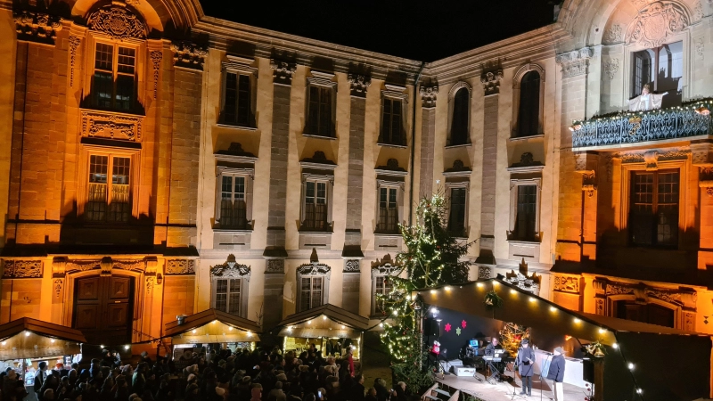 Auf diesen Moment ist beim Fürstlichen Weihnachtsmarkt alljährlich alles ausgerichtet: Das Christkind sendet vom Balkon aus seine Adventsbotschaft in den Innenhof des Schlosses. (Foto: Margit Schwandt)