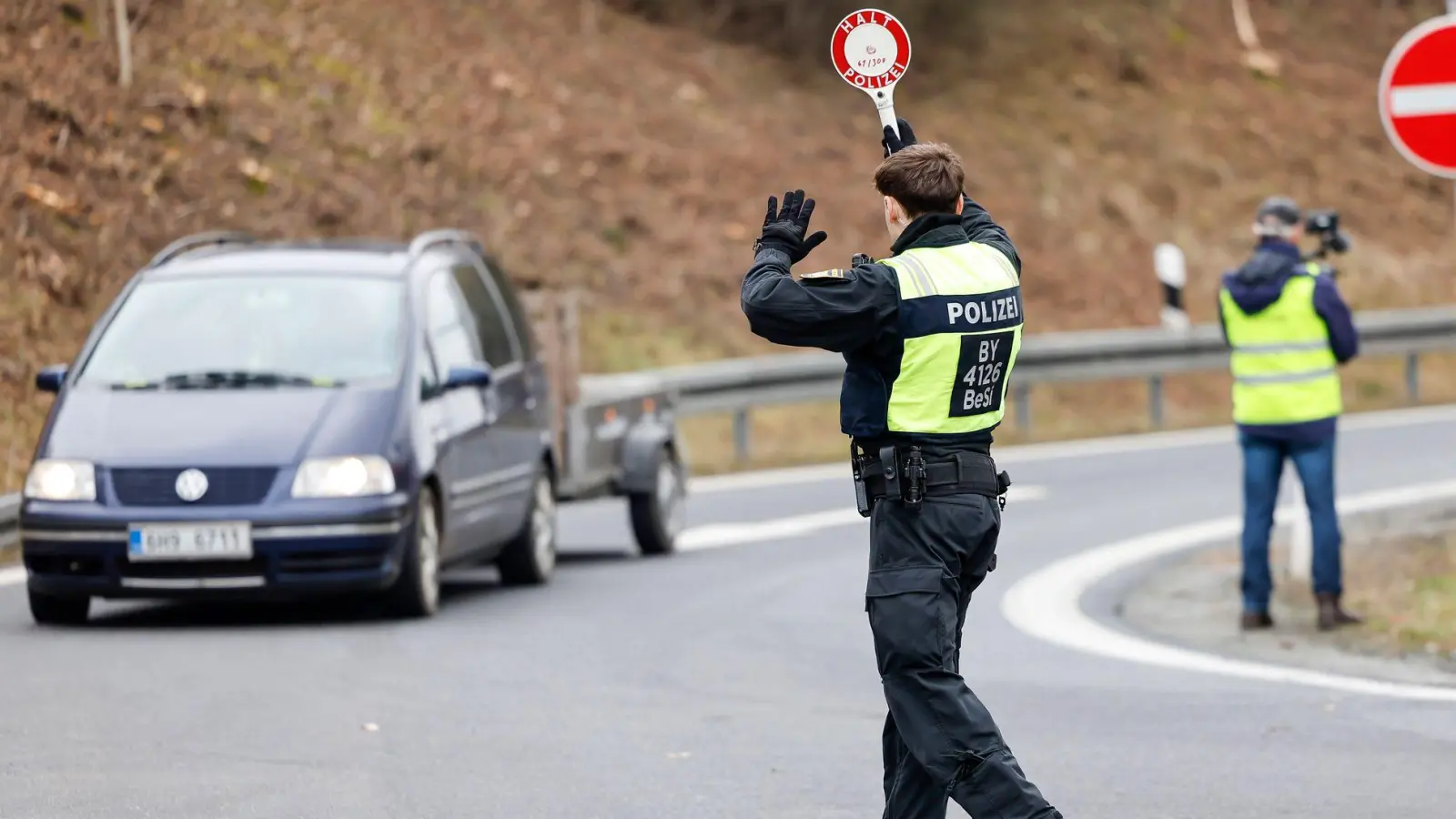 Verglichen mit 2023 ist die Zahl der unerlaubten Einreisen nach Bayern massiv gesunken. (Archivbild) (Foto: Daniel Löb/dpa)