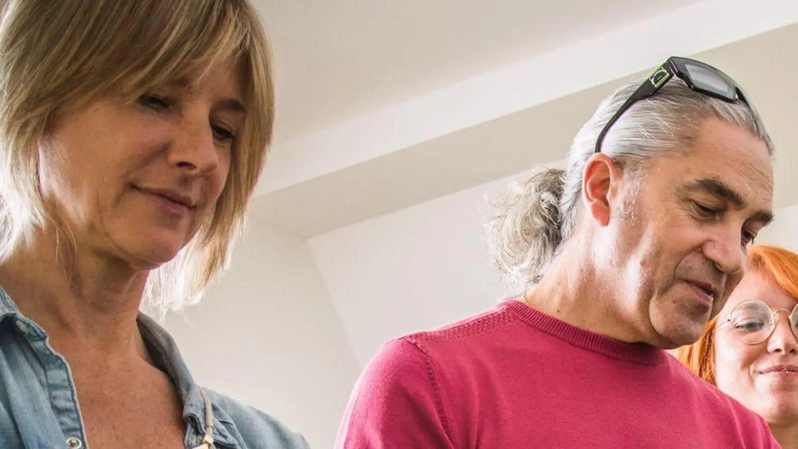 Was wollen wir kochen? Damit nicht immer wieder das gleiche Essen auf dem Tisch steht, ist gute Planung gefragt. (Foto: Christin Klose/dpa-tmn)