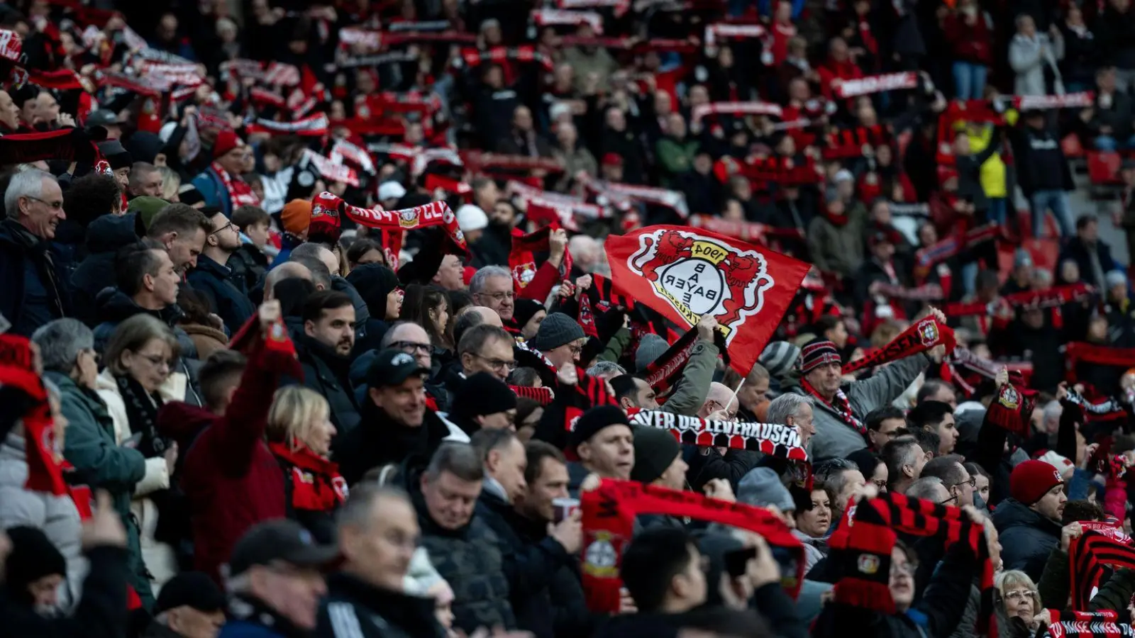 Vor dem Spiel gegen Mainz gab es ein Pfeifkonzert vieler Fans von Bayer Leverkusen.  (Foto: Fabian Strauch/dpa)