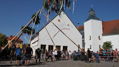 „Hauruck“ und „Auf geht’s, Männer!“ hieß es am Samstagnachmittag beim Aufstellen des Kerwabaumes am Rathaus, den die Ortsburschen ohne Schwierigkeiten in die Senkrechte beförderten. (Foto: Yvonne Neckermann)