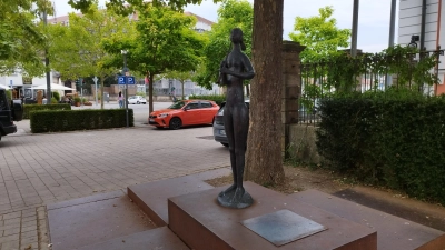 Eine kleine Platte zeigt den Standort der zweiten Figur. Sie soll nach der Reparatur wieder aufgestellt werden. (Foto: Robert Maurer)