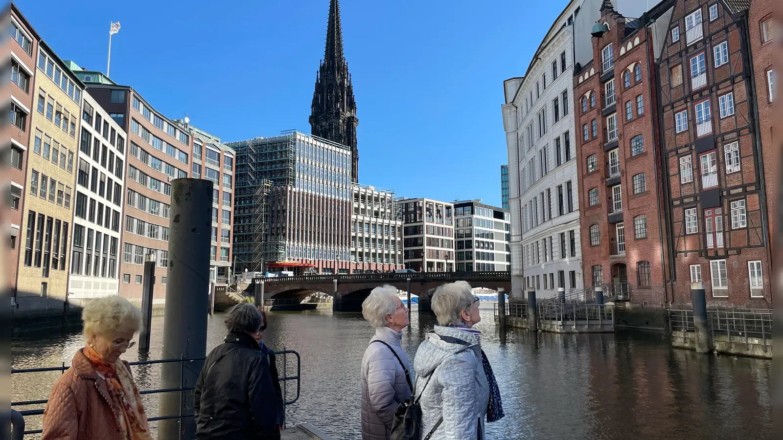 Auf dem Kleinen Dock des Nikolaifleets. Im Hintergrund das Mahnmal St. Nikolai. Die ehemalige Hauptkirche am Hopfenmarkt wurde im Zweiten Weltkrieg zerstört. Die Ruine ist „den Opfern von Krieg und Gewaltherrschaft zwischen 1933 und 1945“ gewidmet. (Foto: Thomas Wirth)