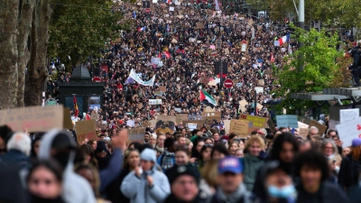 Die Proteste in Paris begannen friedlich.  (Foto: Marcus Golejewski/dpa)