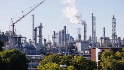 Spürt die schwache Nachfrage: der weltgrößte Chemiekonzern BASF. (Archivbild) (Foto: Lando Hass/dpa)