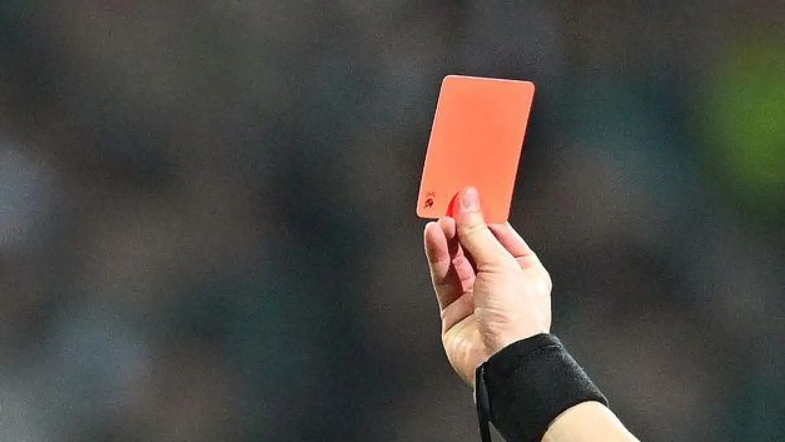 Dreimal zog der Schiedsrichter Rot. (Foto: Carmen Jaspersen/dpa)