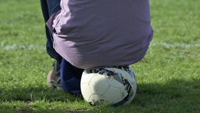 Ein Ball kann auch als Sitzgelegenheit dienen (gesehen beim U19-Pokalfinale zwischen der SG Weigenheim und dem BSC Woffenbach). (Foto: Martin Rügner)