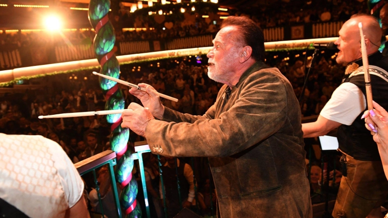 „Terminator“ Arnold Schwarzenegger dirigiert im Marstall-Festzelt. (Foto: Felix Hörhager/dpa)
