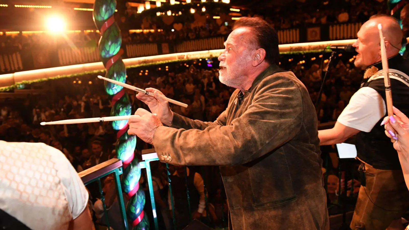 „Terminator“ Arnold Schwarzenegger dirigiert im Marstall-Festzelt. (Foto: Felix Hörhager/dpa)
