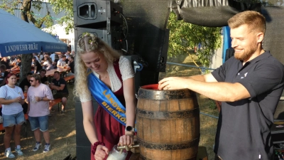 Bierkönigin Maria I.und Braumeister&nbsp;Friedrich Pehl beim Anstich. Nach zwei Schlägen konnte die Bierkönigin die erste Maß Freibier ausschenken. (Foto: Karl-Heinz Gisbertz)