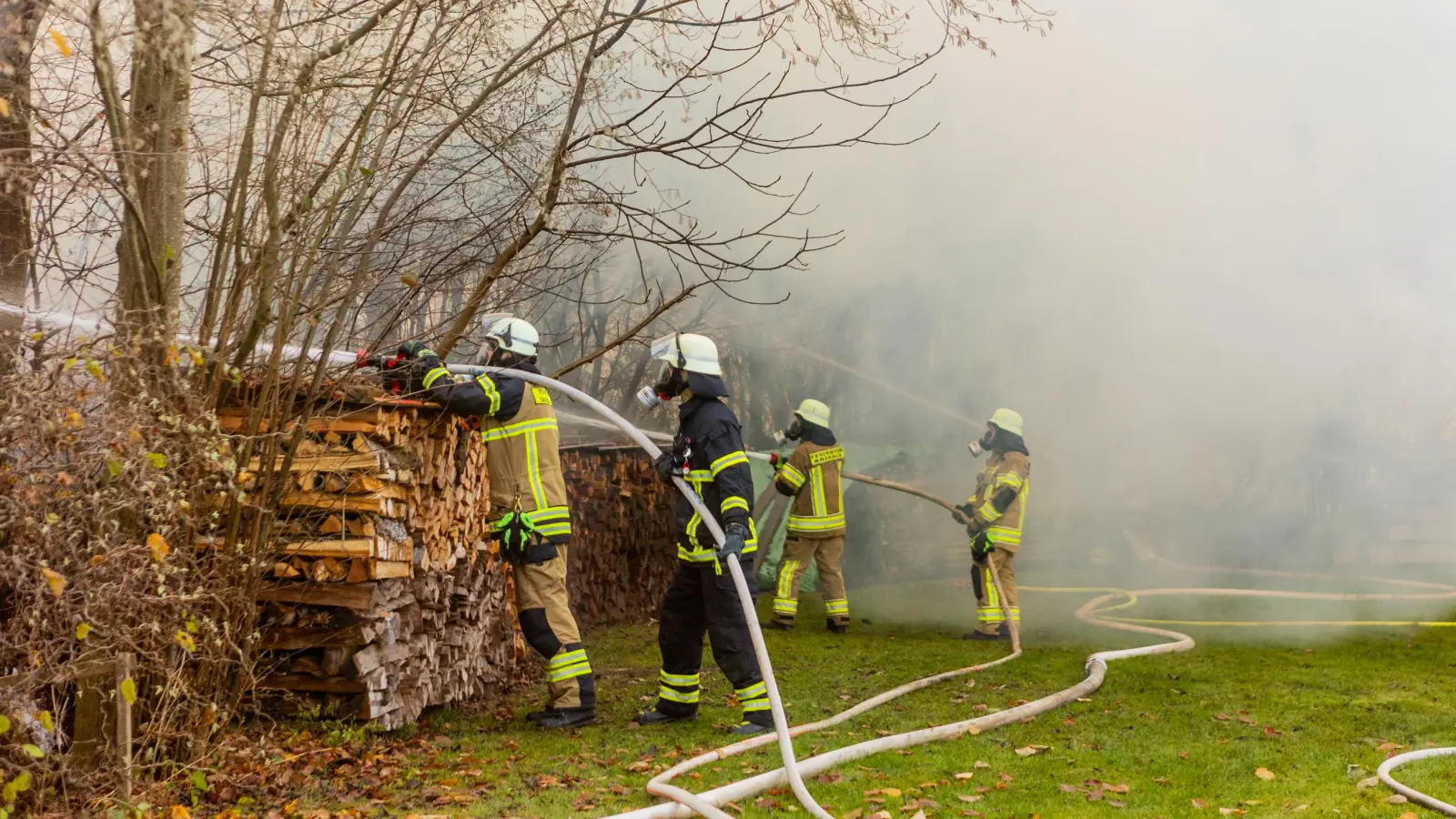 Die Einsatzkräfte waren zum Teil unter Atemschutz aktiv. (Foto: Evi Lemberger)