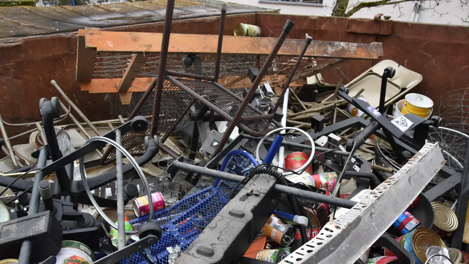 Stahl- und anderer Metallschrott für die fachgerechte Verwertung: Die Wertstoffhöfe des Landkreises Ansbach bieten den Bürgern kurze Anfahrtswege. (Foto: Silvia Schäfer)