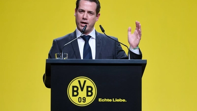 Lars Ricken stellte sich hinter Sportdirektor Sebastian Kehl und Trainer Nuri Sahin. (Foto: Bernd Thissen/dpa)